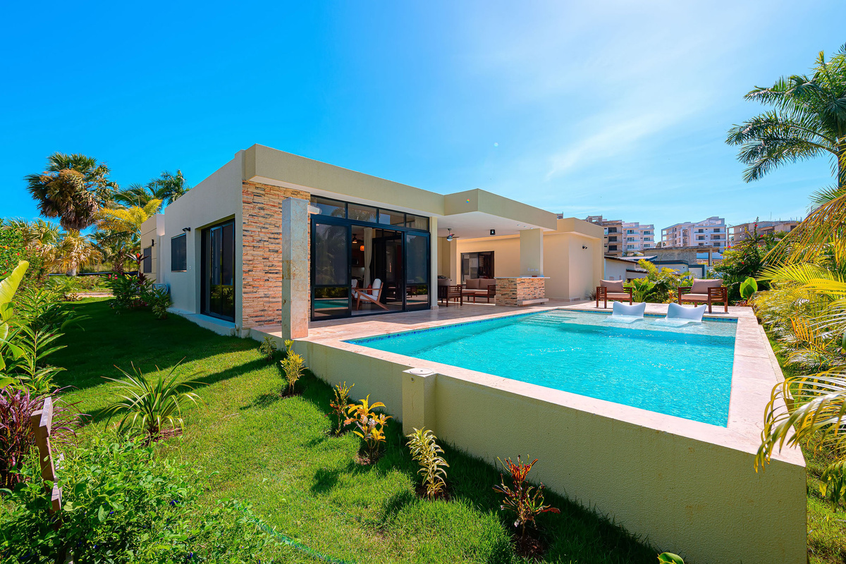 Pool and side lawn
