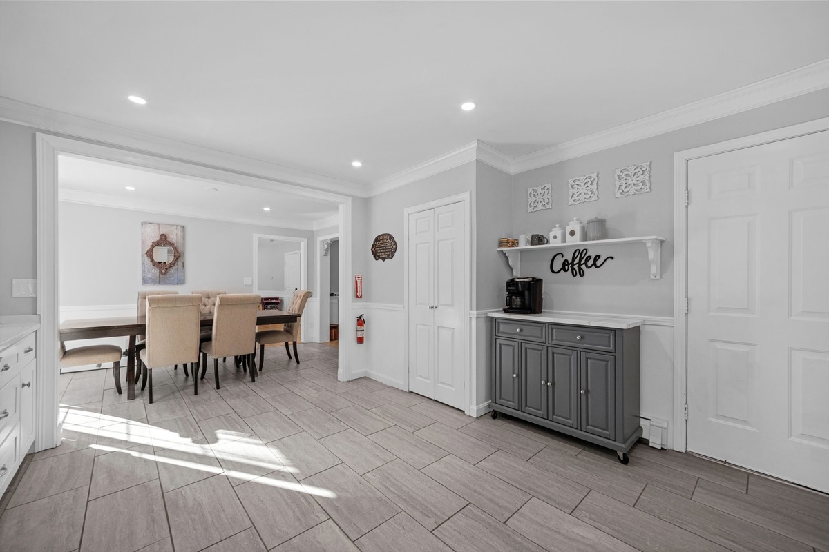 Kitchen & Dining