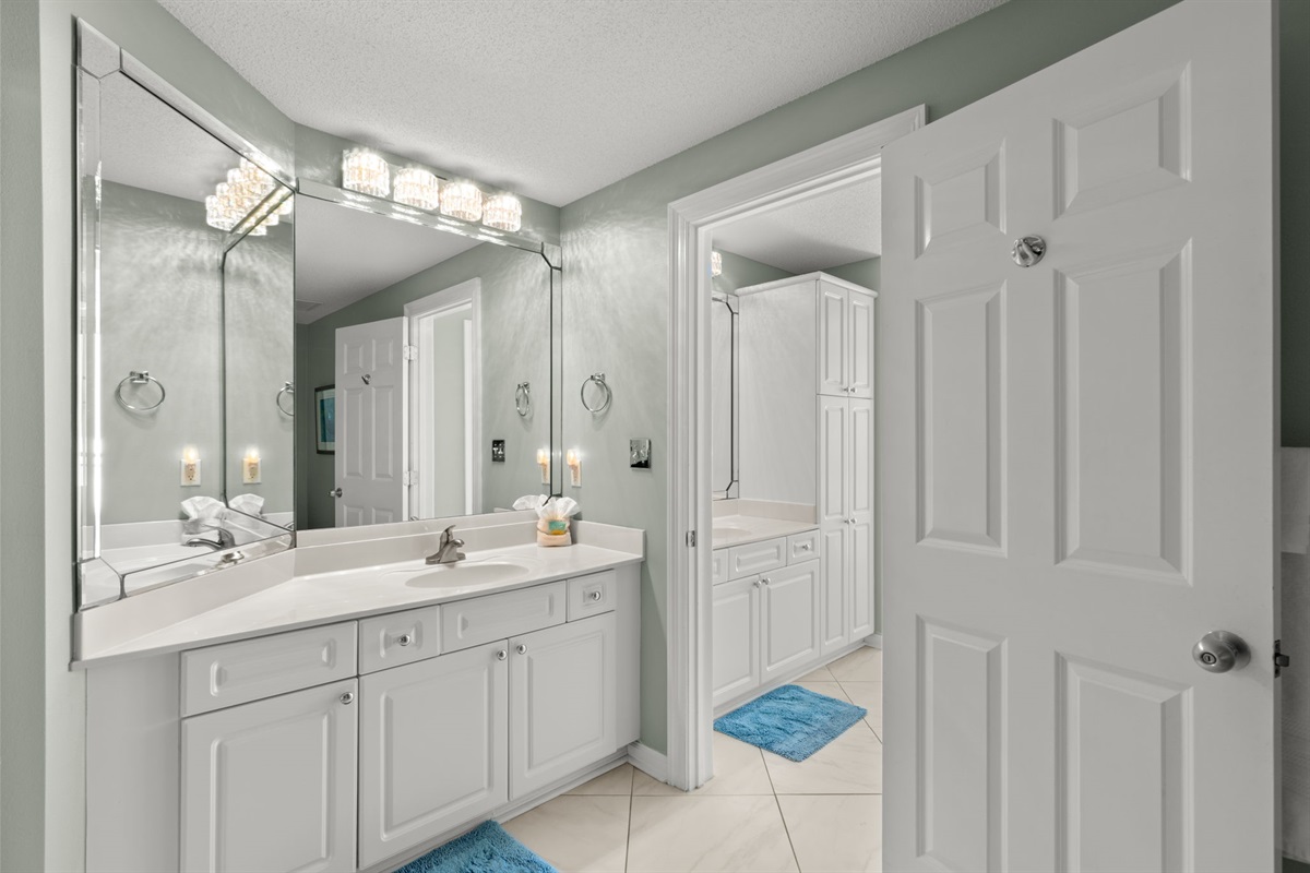 Primary En-Suite Bathroom