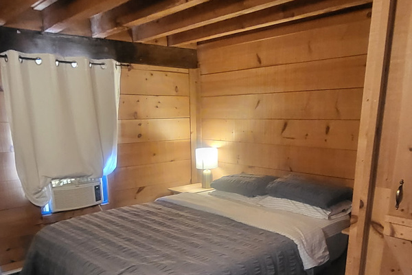 2nd bedroom w queen bed in 2 bedroom barn apt