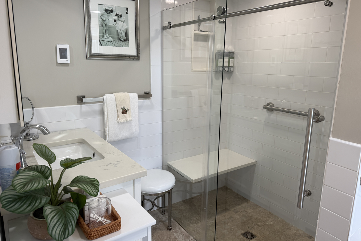 Awesome bath on 1st floor