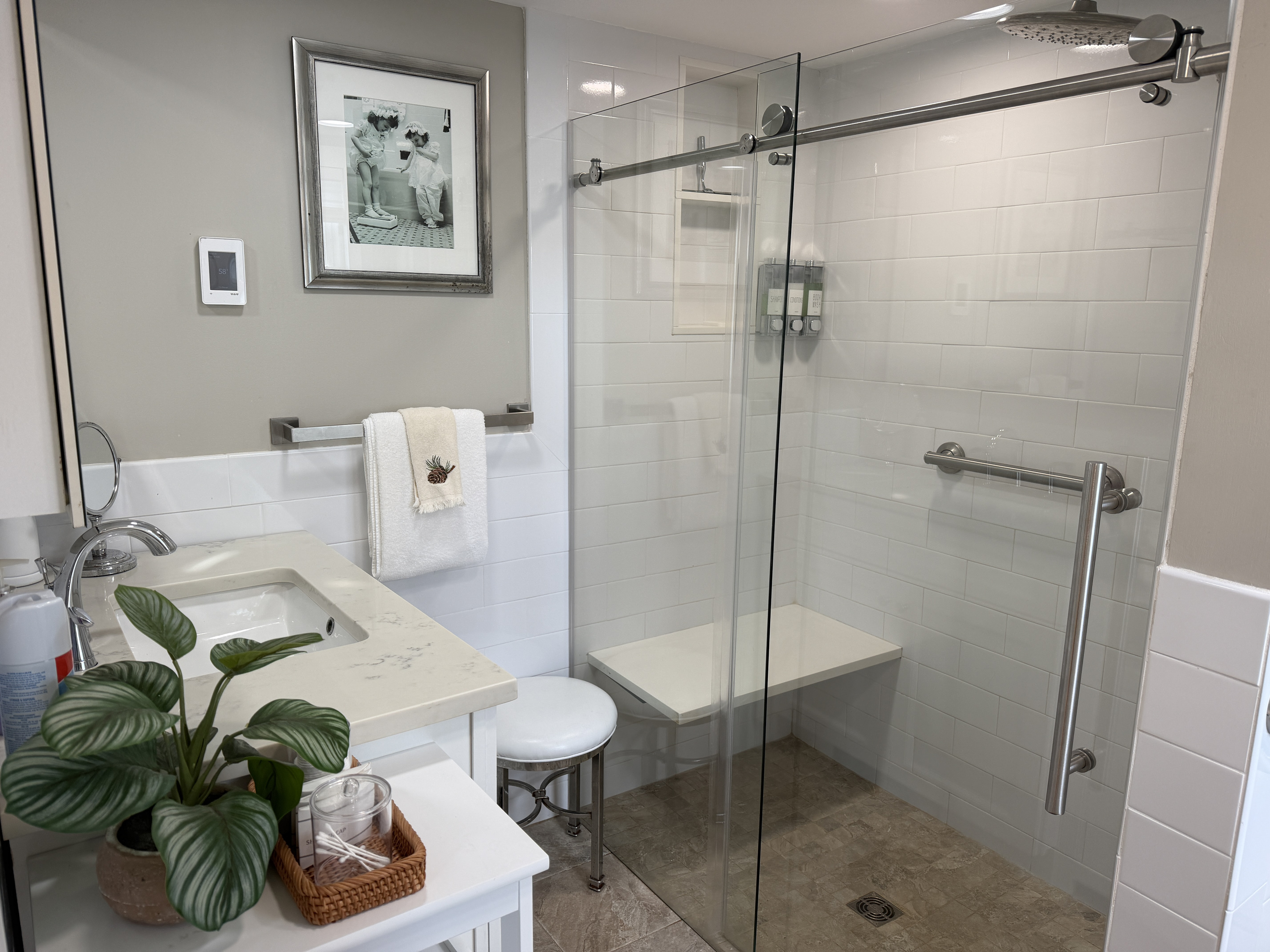 Awesome bath on 1st floor