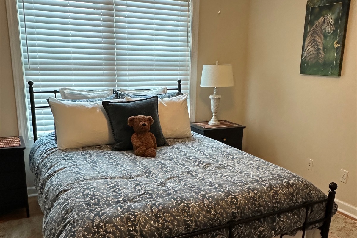 Second Bedroom - Queen