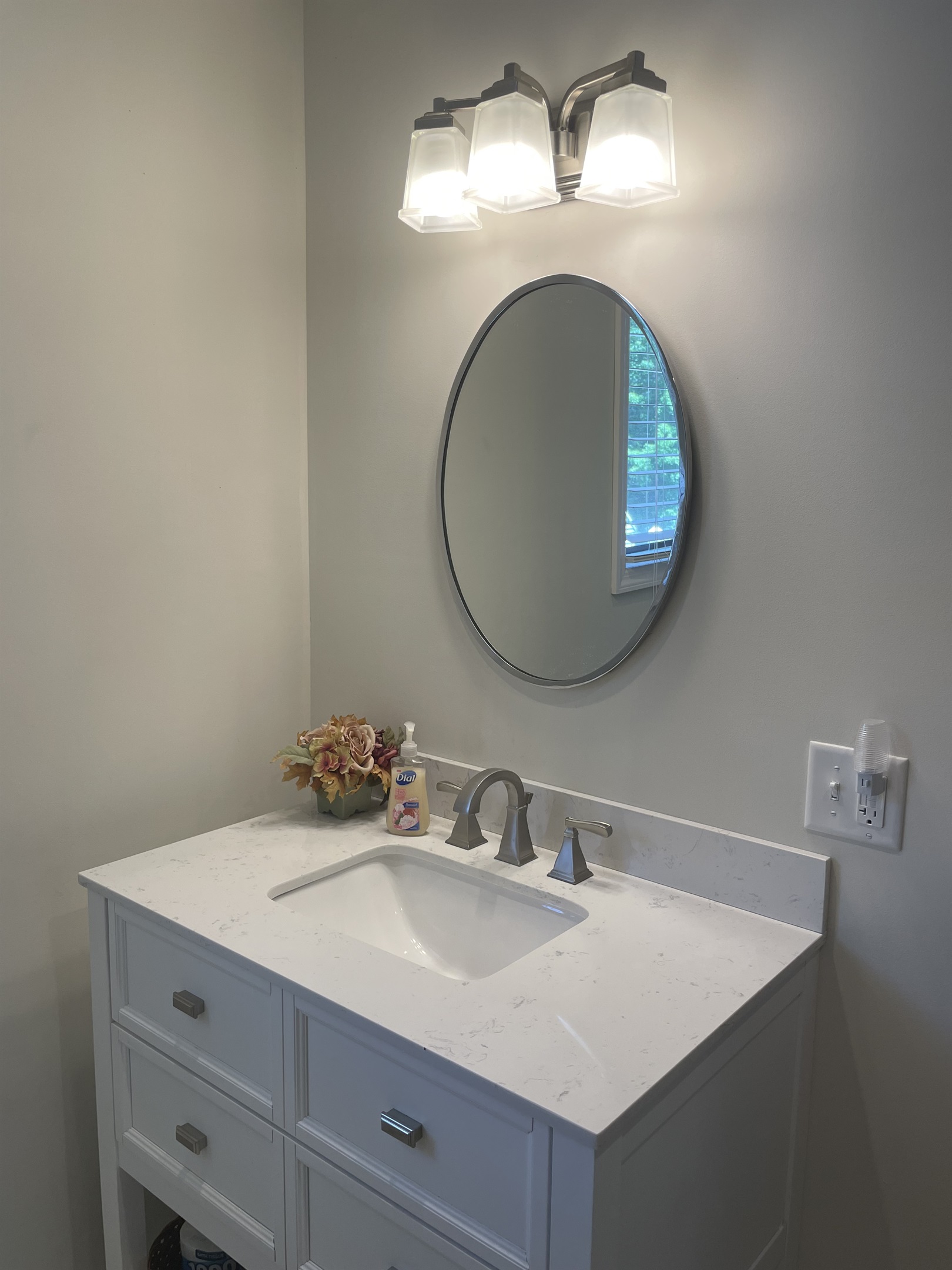 1st floor bath w/ tub/shower