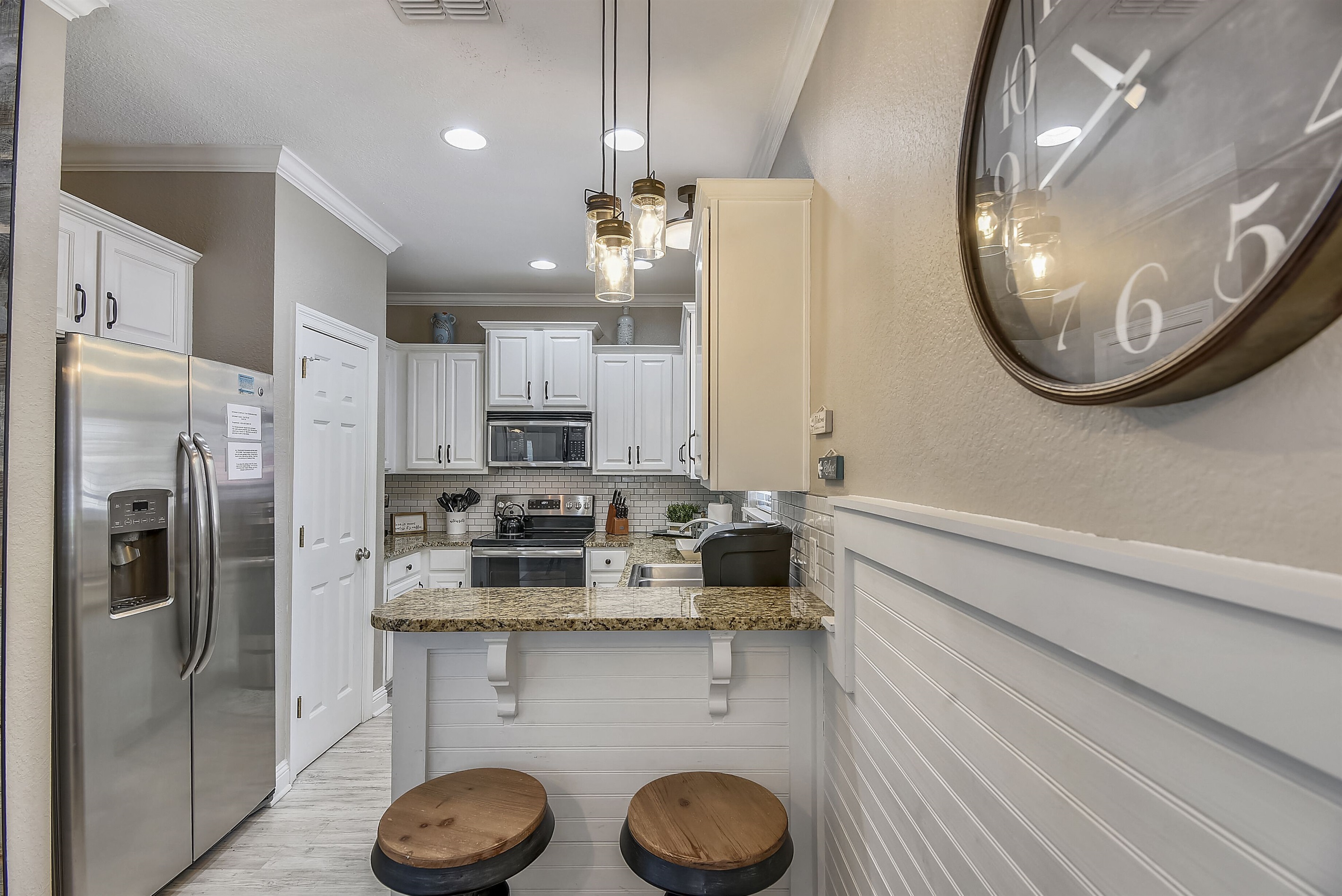 Kitchen with breakfast bar