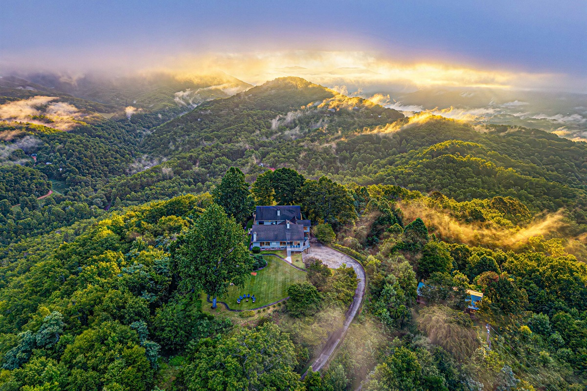 Majestic Mountain Retreat: Breathtaking views and nature's embrace await at this serene escape!
