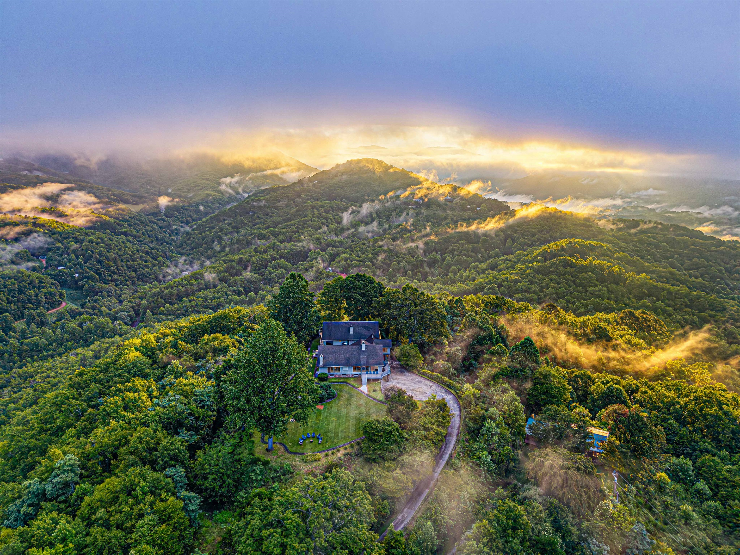 Majestic Mountain Retreat: Breathtaking views and nature's embrace await at this serene escape!