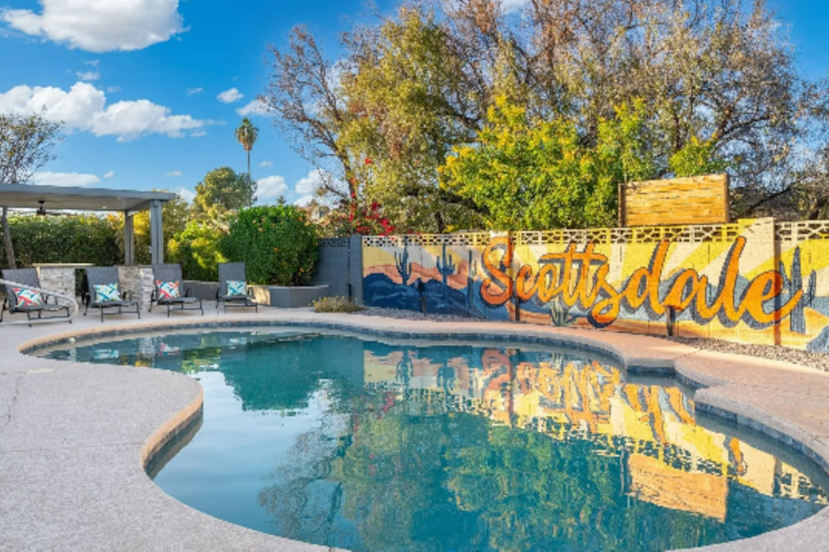 Clear blue water meets the vibrant Scottsdale mural, one of the most photo-worthy corners of the whole backyard.