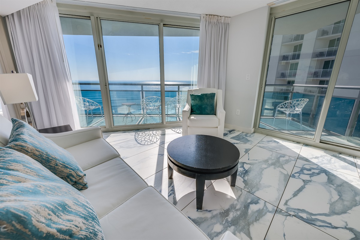 Amazing Living Room with Stunning Views🌊☀️