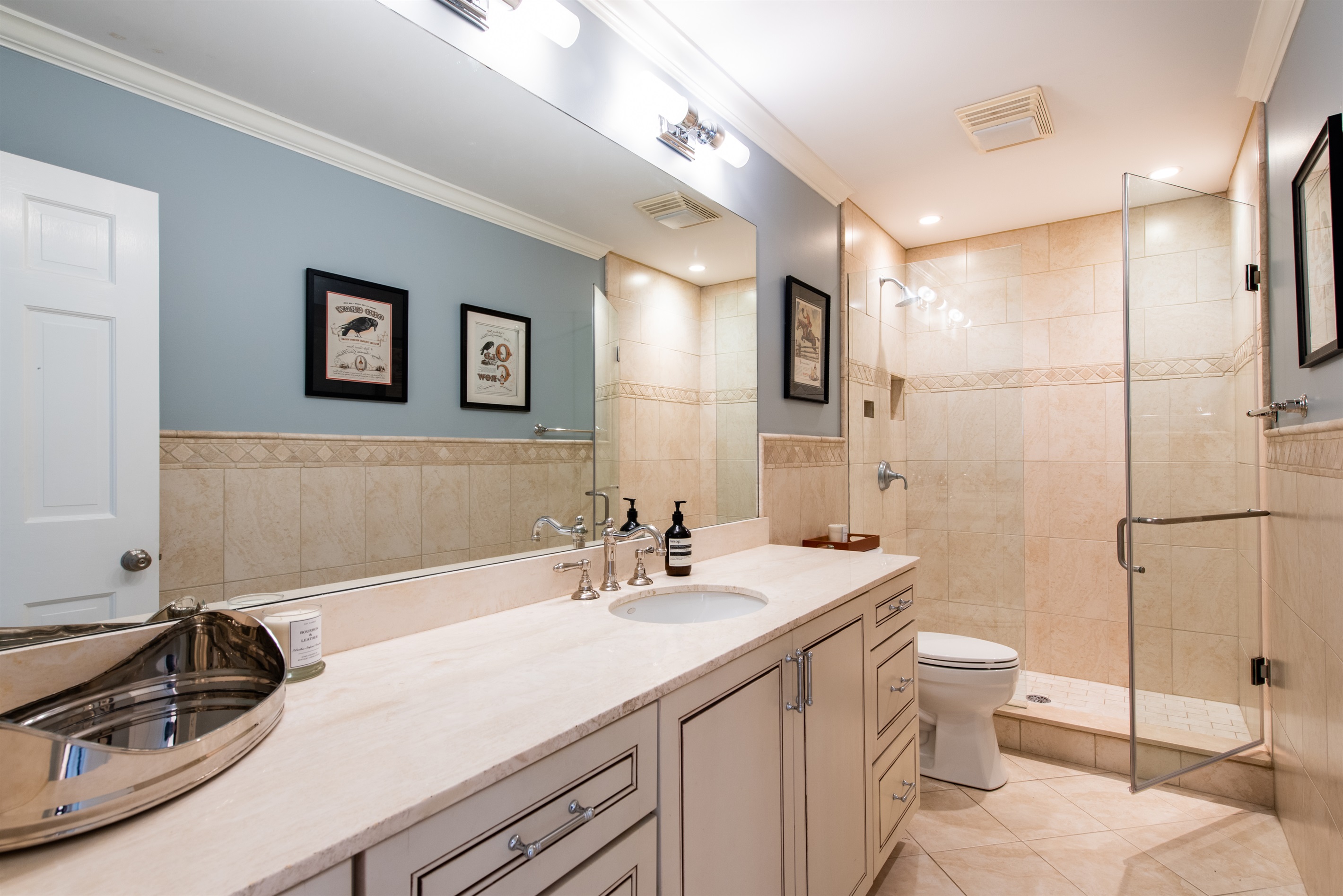 Full bathroom equipped with all essentials, combining comfort and practicality seamlessly.
