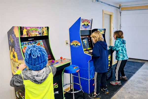 The game room has four classic arcades Rampage, Street Fighter, Golden Tee, and TMNT—nostalgic fun for adults and nonstop excitement for kids!