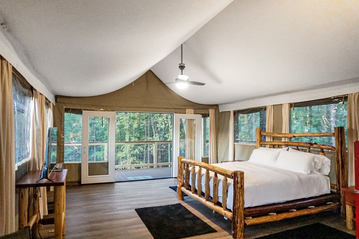 Glamping Retreat: Experience nature in style with a spacious room and scenic forest views!