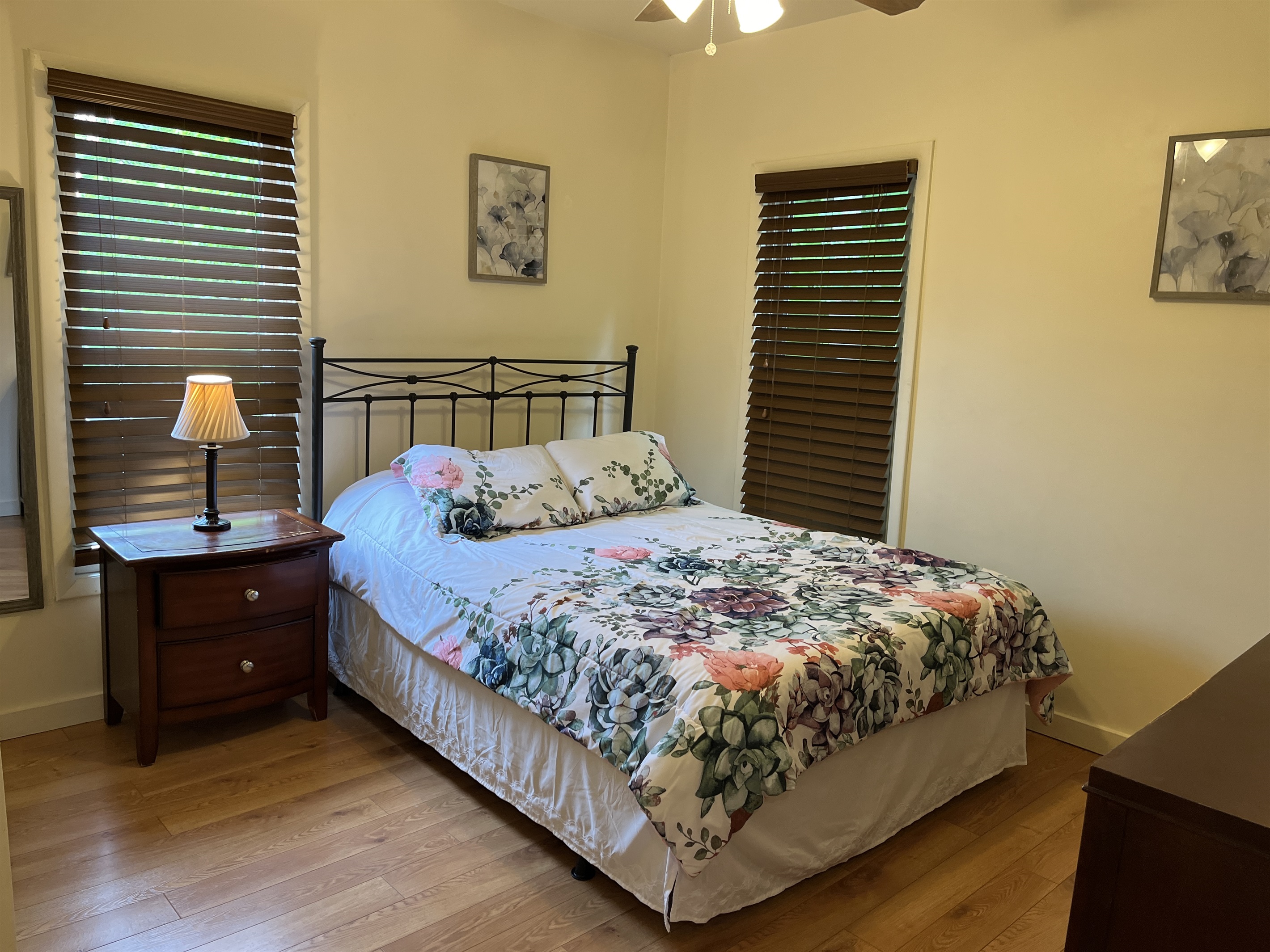 Queen bedroom 3