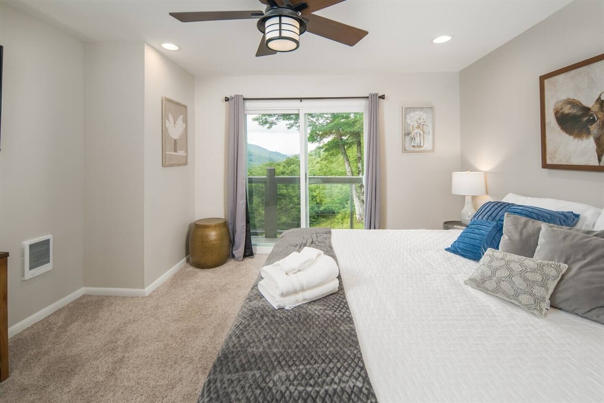 Unit 5: Bedroom #1 (King) Includes Roku TV (Hulu+, ESPN+, & Disney+)