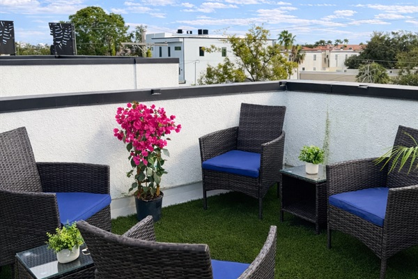 Modern private rooftop: open-plan design seamlessly integrates for seamless indoor/outdoor living.