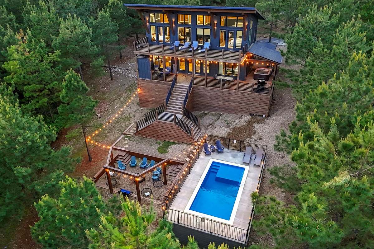 Luxury Broken Bow cabin with private pool, hot tub, fire pit, and panoramic forest views—your ultimate Woodland Oasis getaway in Hochatown.