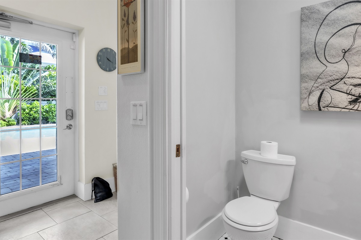 Little bathroom by Pooldeck Entrance – AMIBH