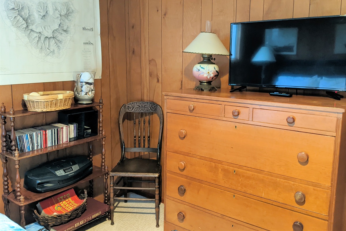 queen bedroom with TV