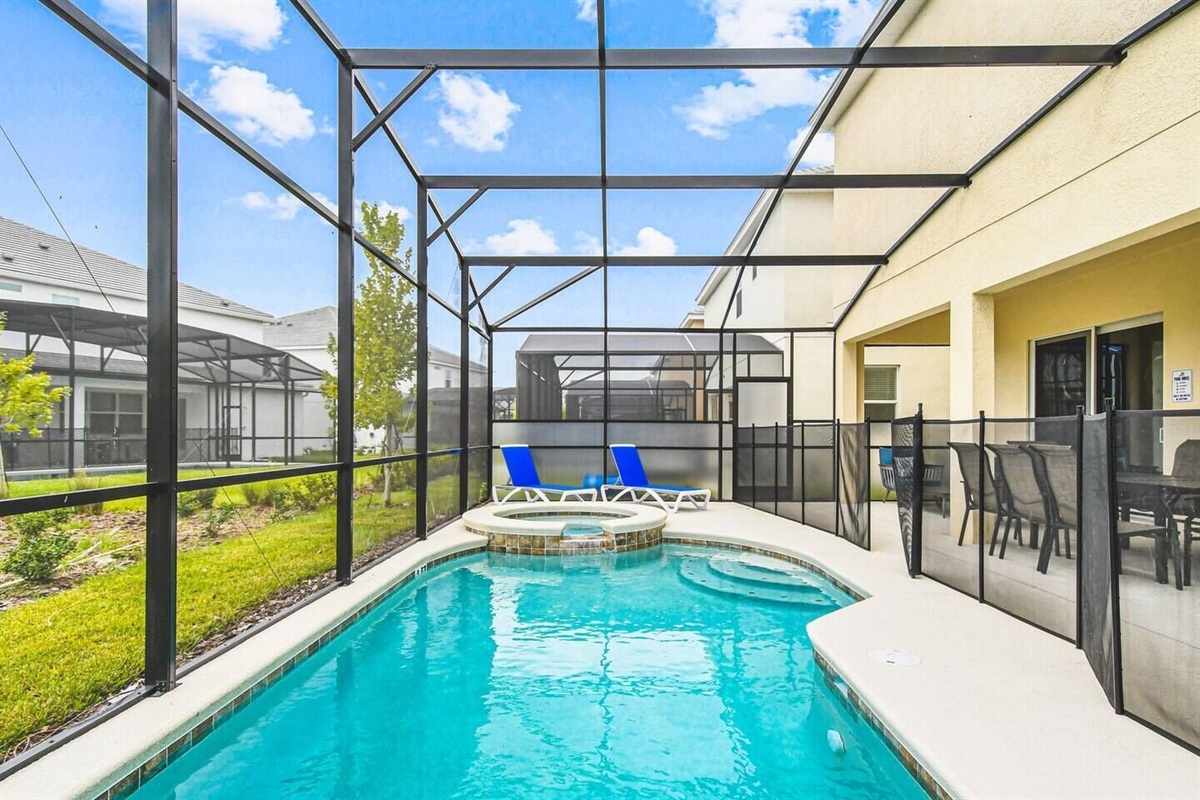 Incredibly spacious pool and hot tub