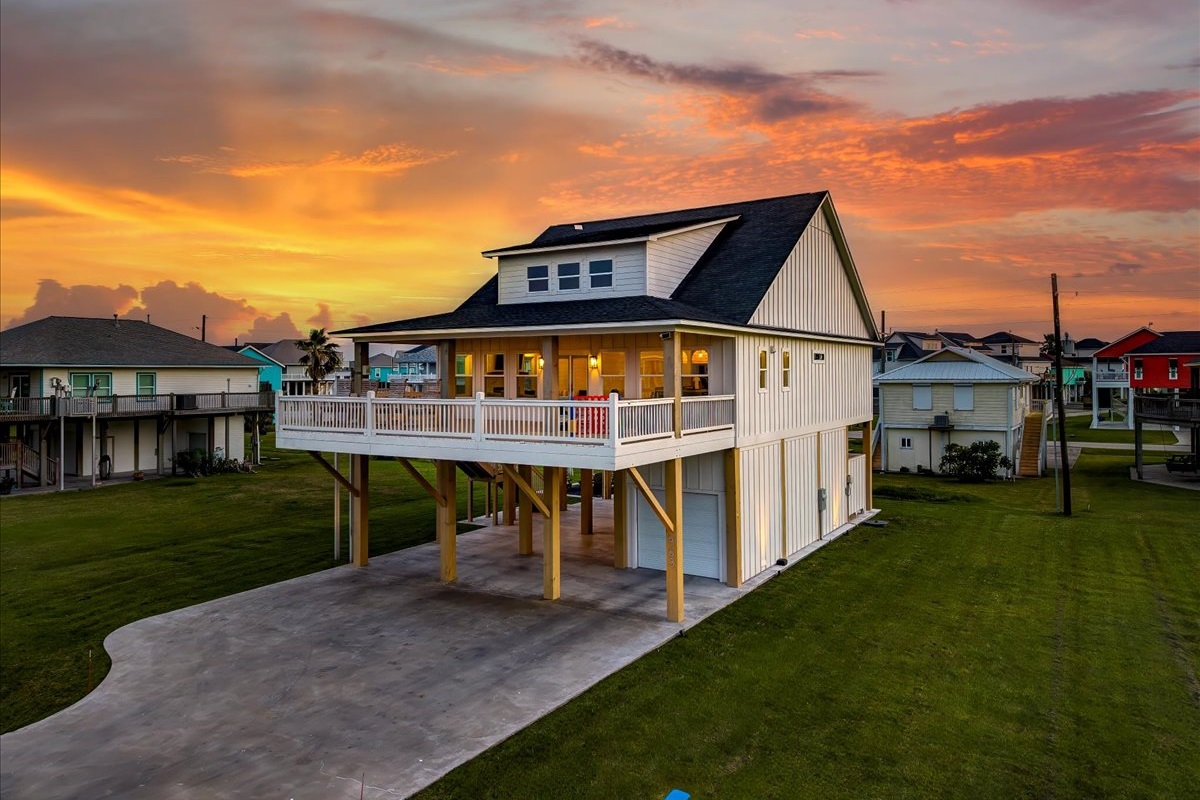 5cbae2c83b0f426f9afd125cfae193a2 Large | Beachhouse | Texas | TX | Vacation Homes | Galveston | Crystal Beach | Kokomo | Breezy Days | Beachfront Elegance | Sunrise Serenity | Southern Sands Property Management, LLC