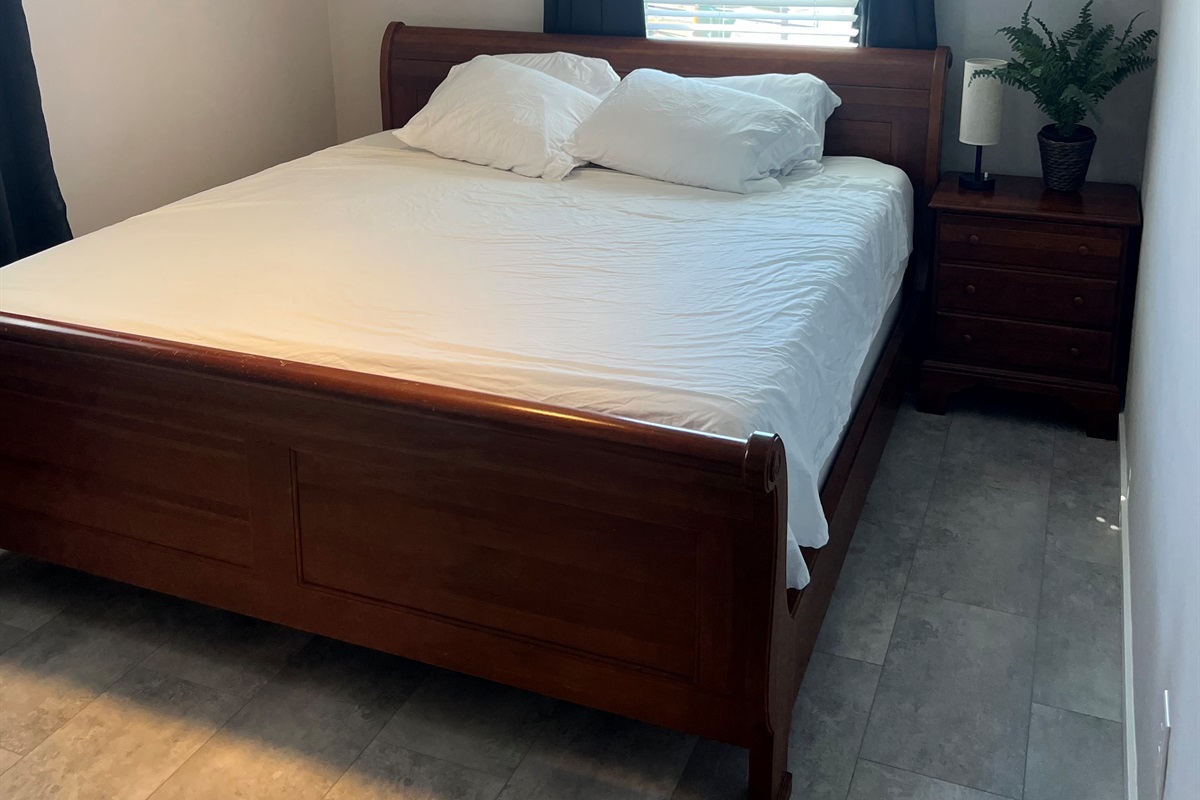 Bedroom 1 (king bed)