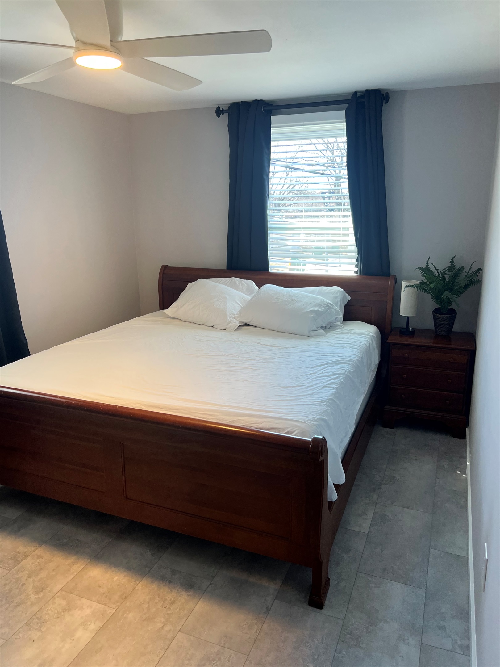 Bedroom 1 (king bed)