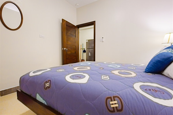 1sT BEDROOM (queen bed)