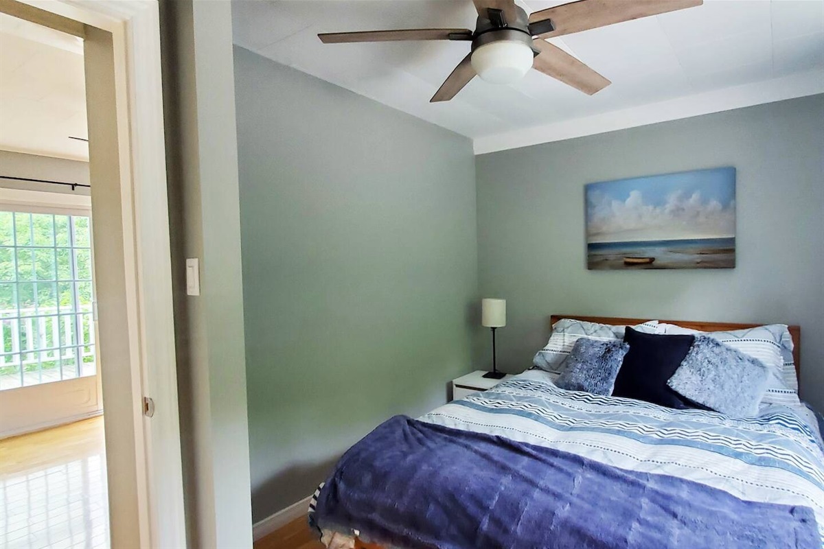 Chambre des ma&icirc;tres- Lit Queen - Master bedroom with Queen bed and ceiling fan