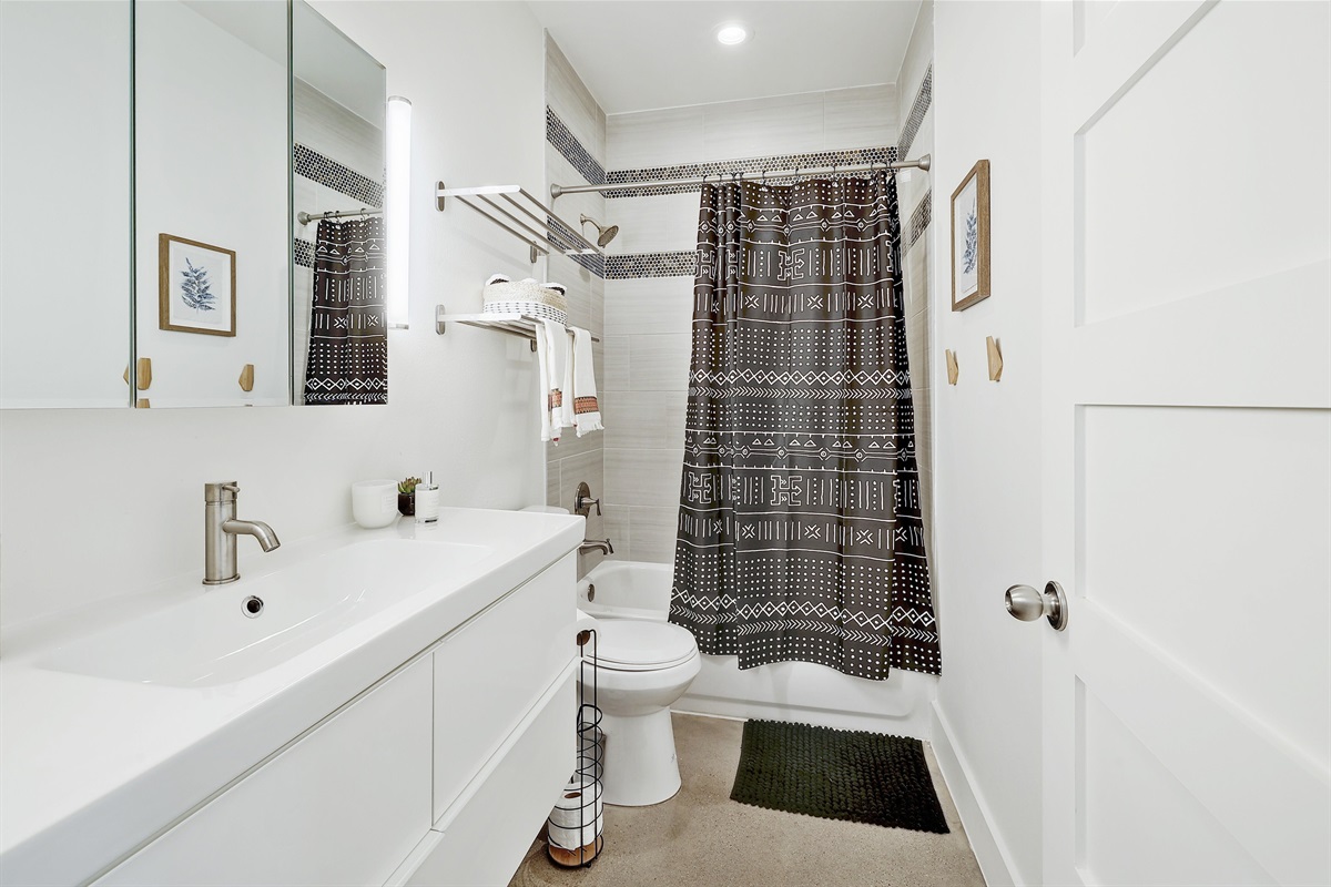 Full bathroom for freshening up