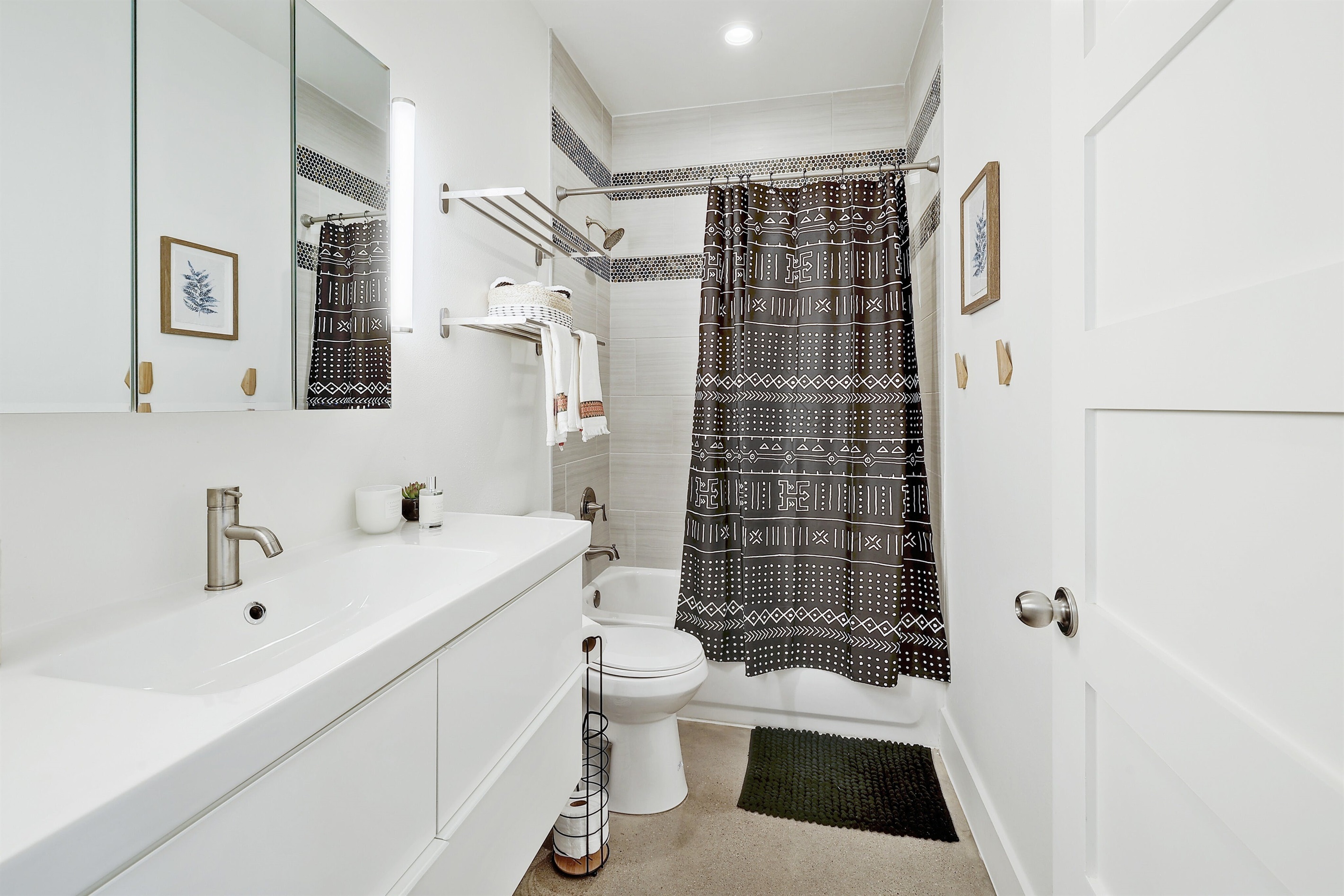 Full bathroom for freshening up