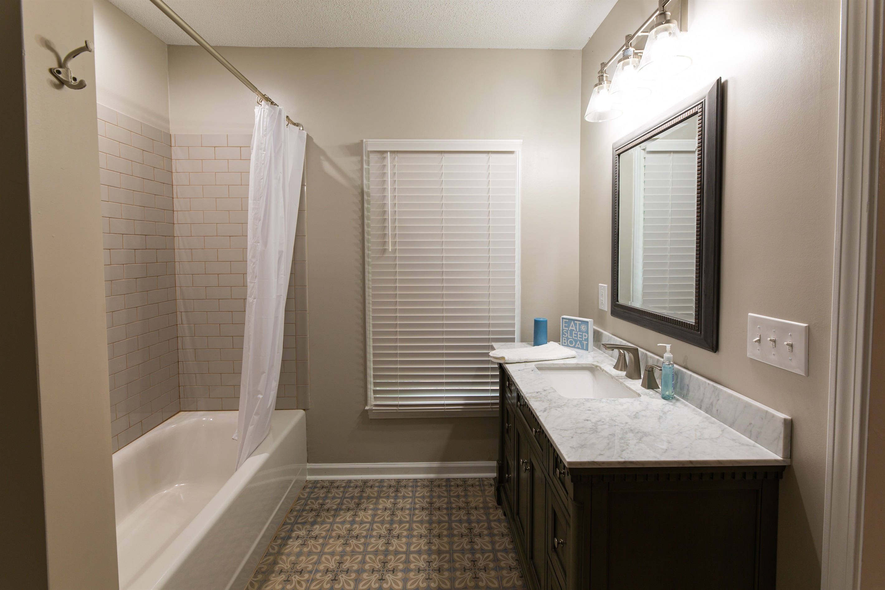 Full Bathroom 1