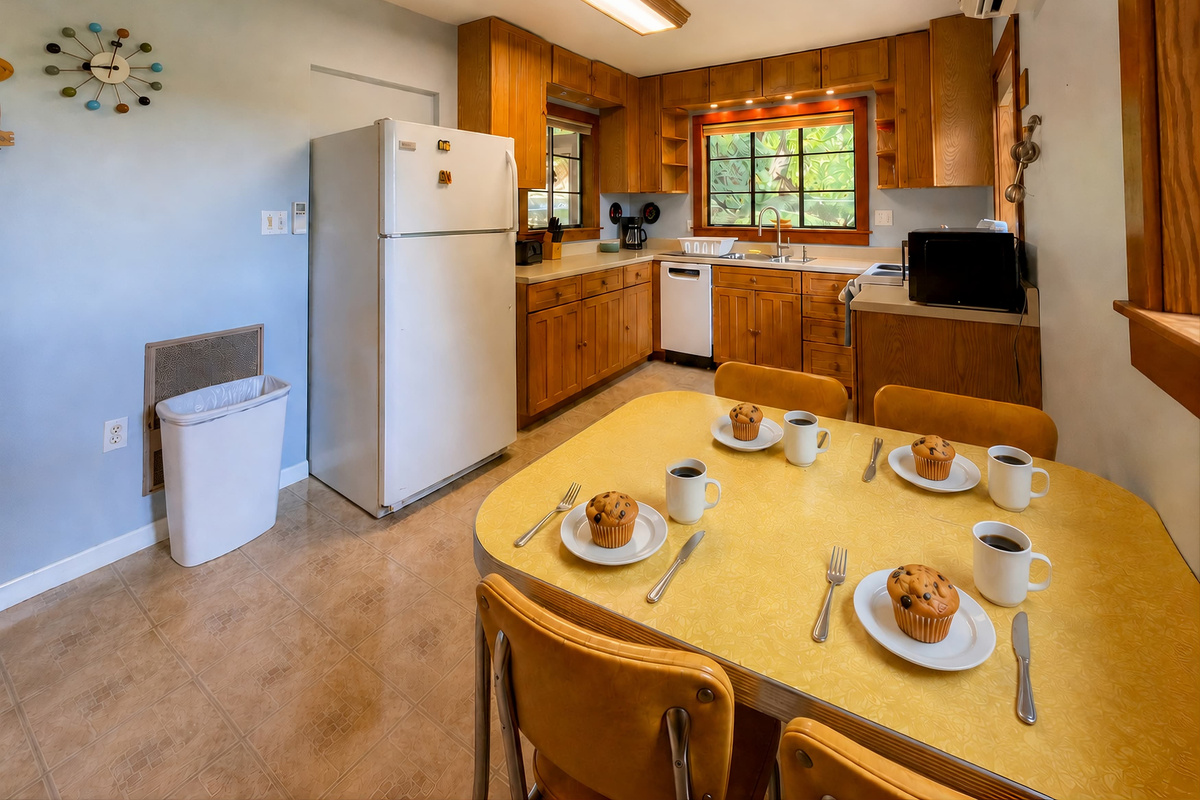 breakfast table in the kitchen. All the retro lovers will love this table!