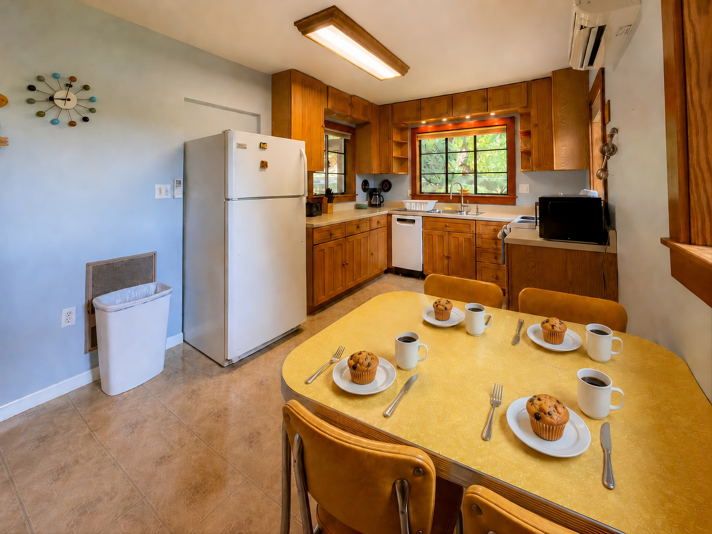 breakfast table in the kitchen. All the retro lovers will love this table!
