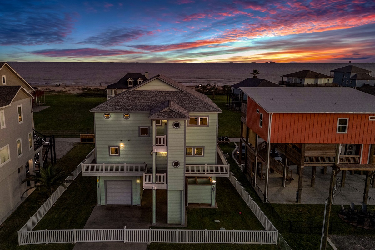 Crystal Paradise Exterior: Beautiful façade with an impressive ocean view right from the property.