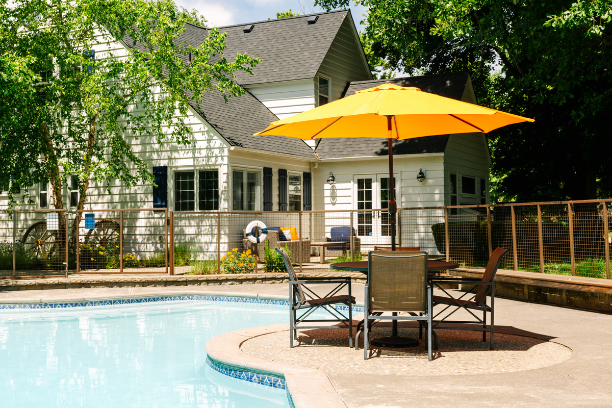 Seasonal swimming pool