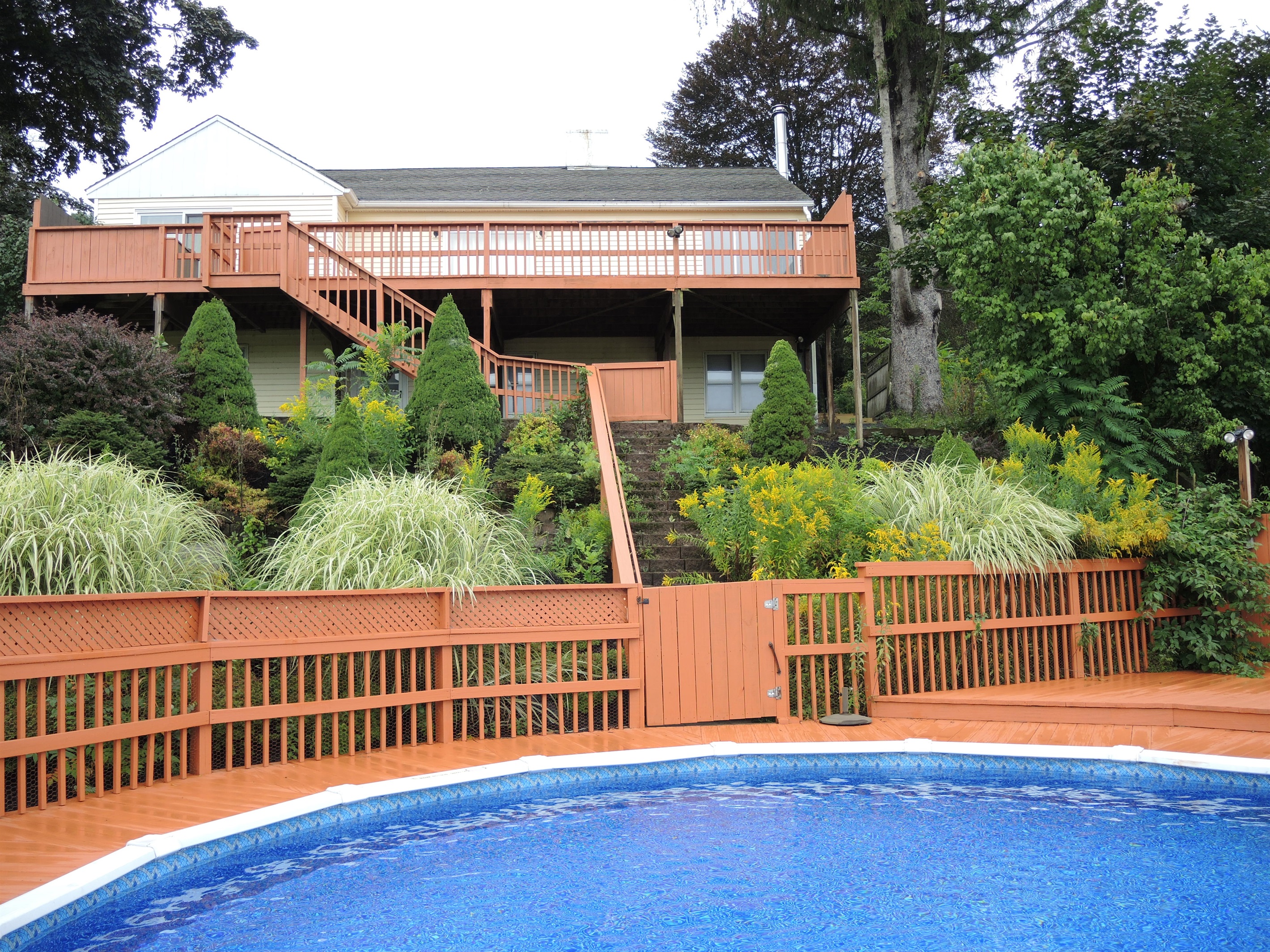 Amazing Valley - Pool, decks and stairs