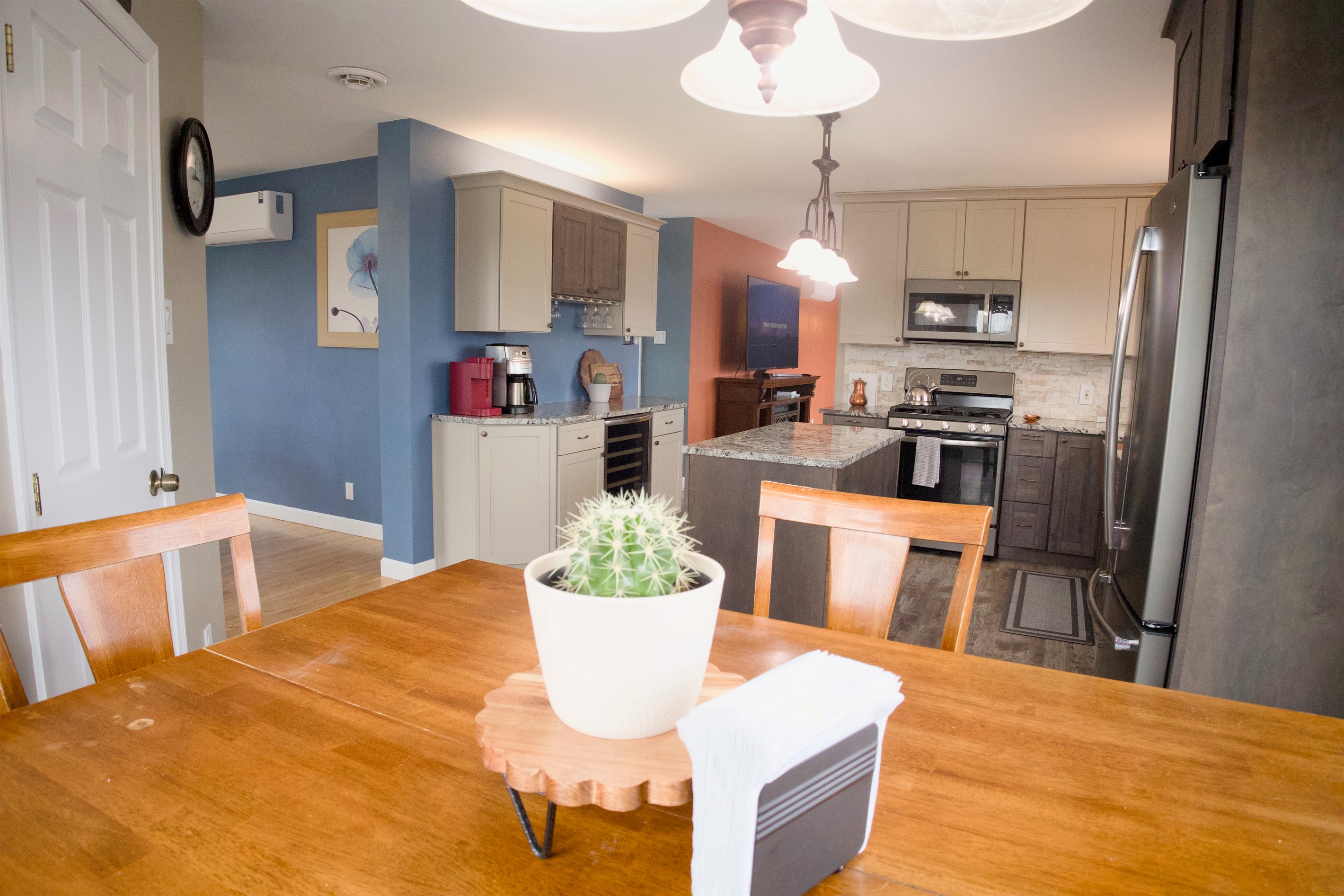 Currently there are 16 places to eat inside - take your pick! #spacious