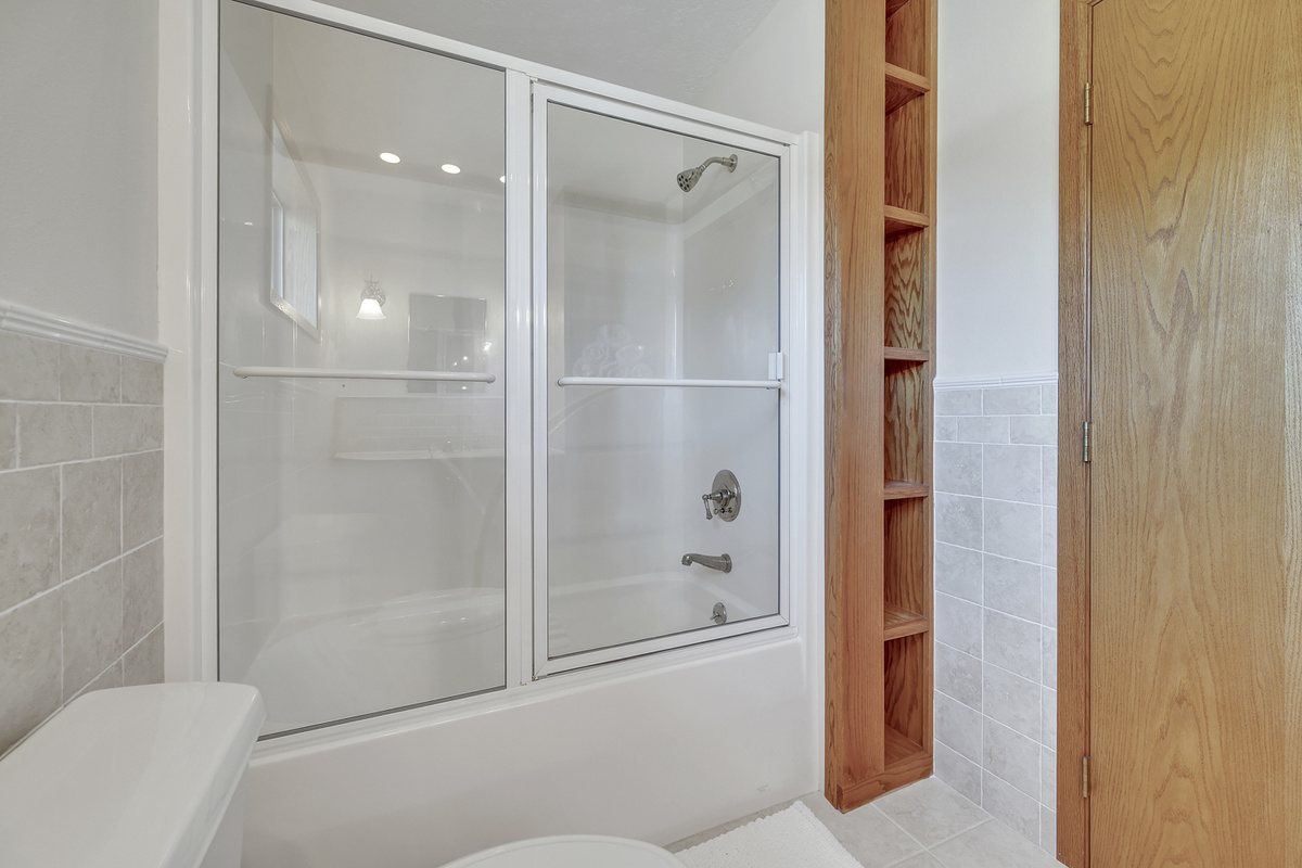 Upstairs bathroom w/tub-shower combination