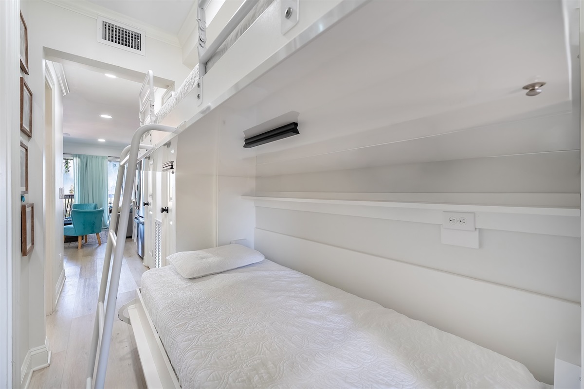 murphy bunk beds | Susu's Sea Cabin | 238C 1300 Ocean Blvd | Isle of Palms, SC | IOP Escapes