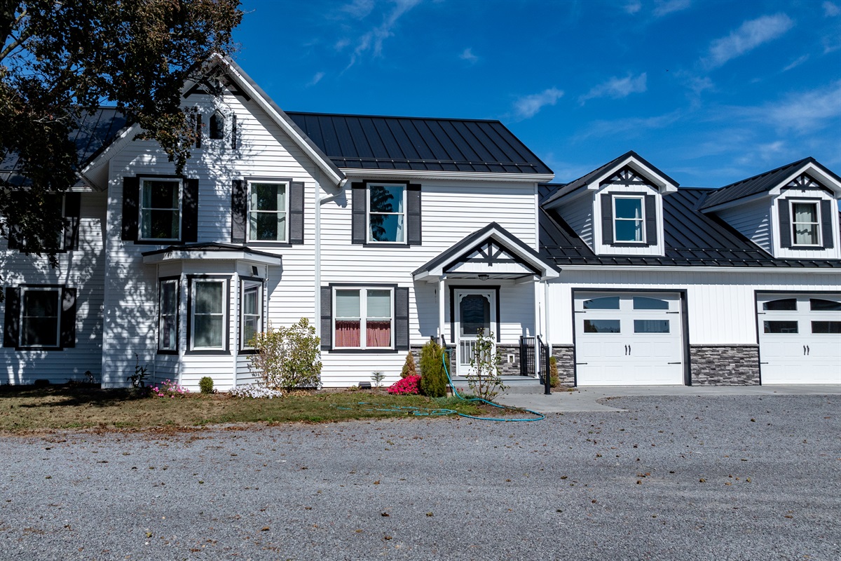 Modern farmhouse with black-and-white contrast and welcoming entry — where comfort meets style