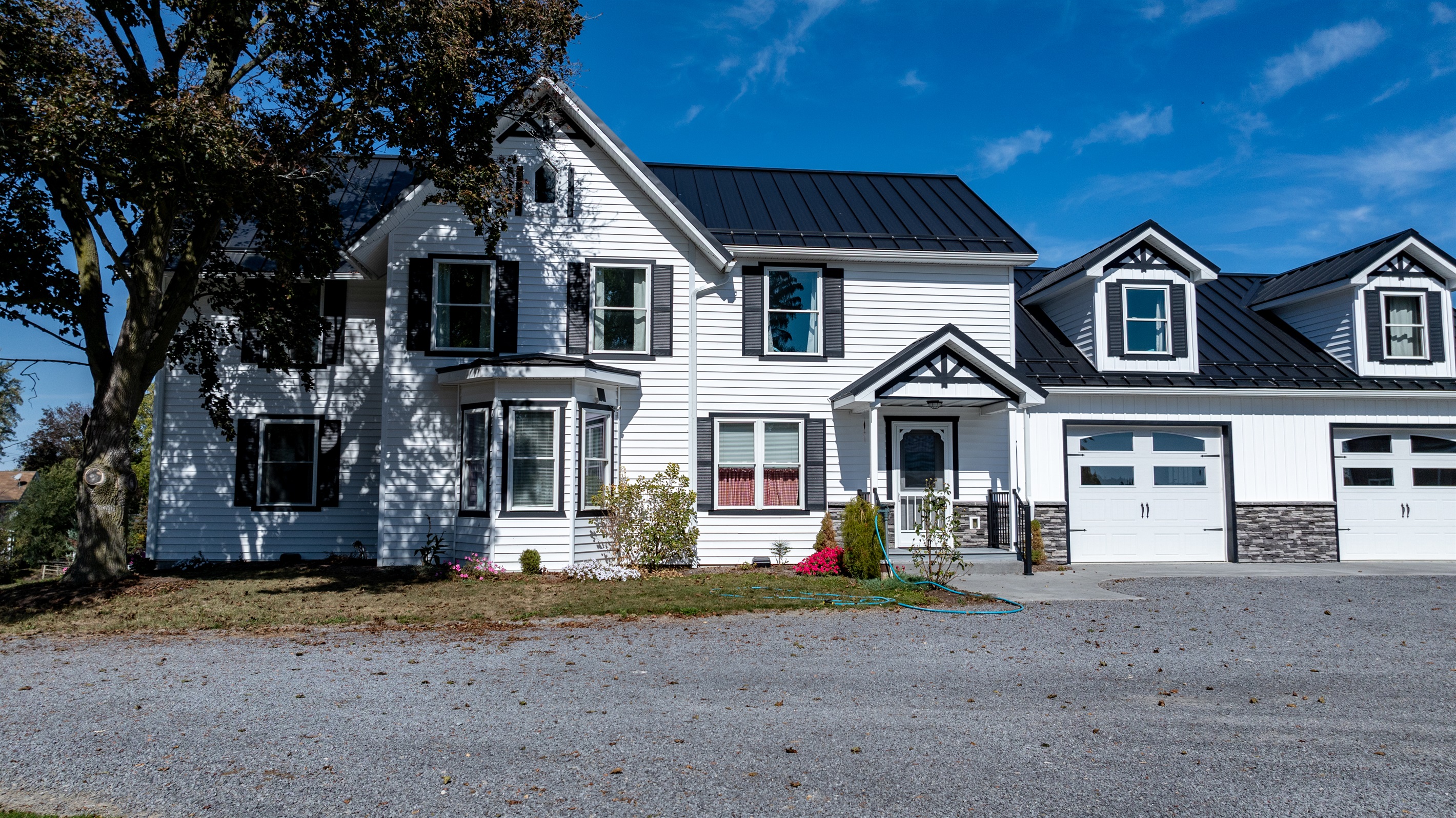 Modern farmhouse with black-and-white contrast and welcoming entry — where comfort meets style
