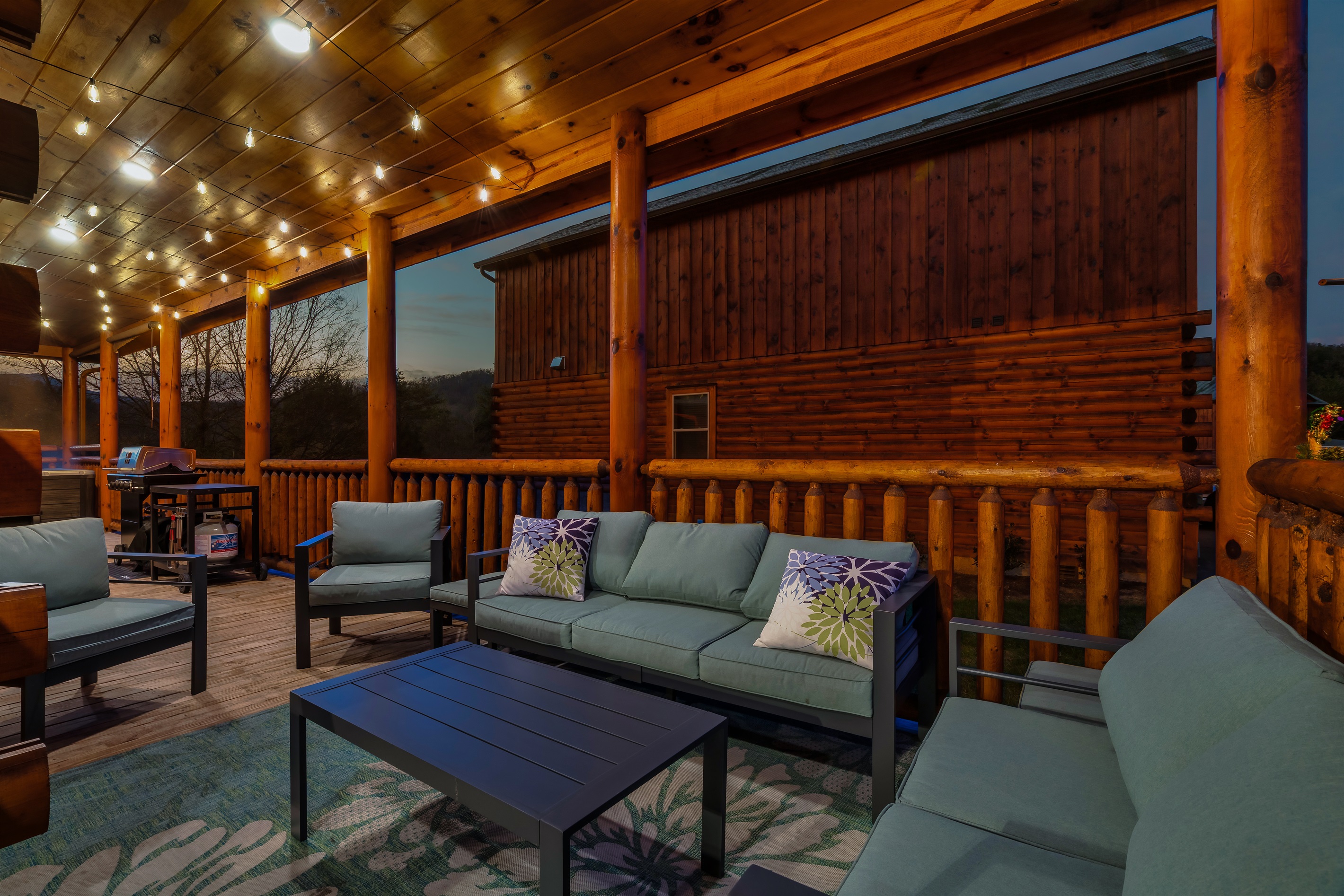 Outdoor Lounge: Sip cocktails under twinkling lights while soaking in mountain views!