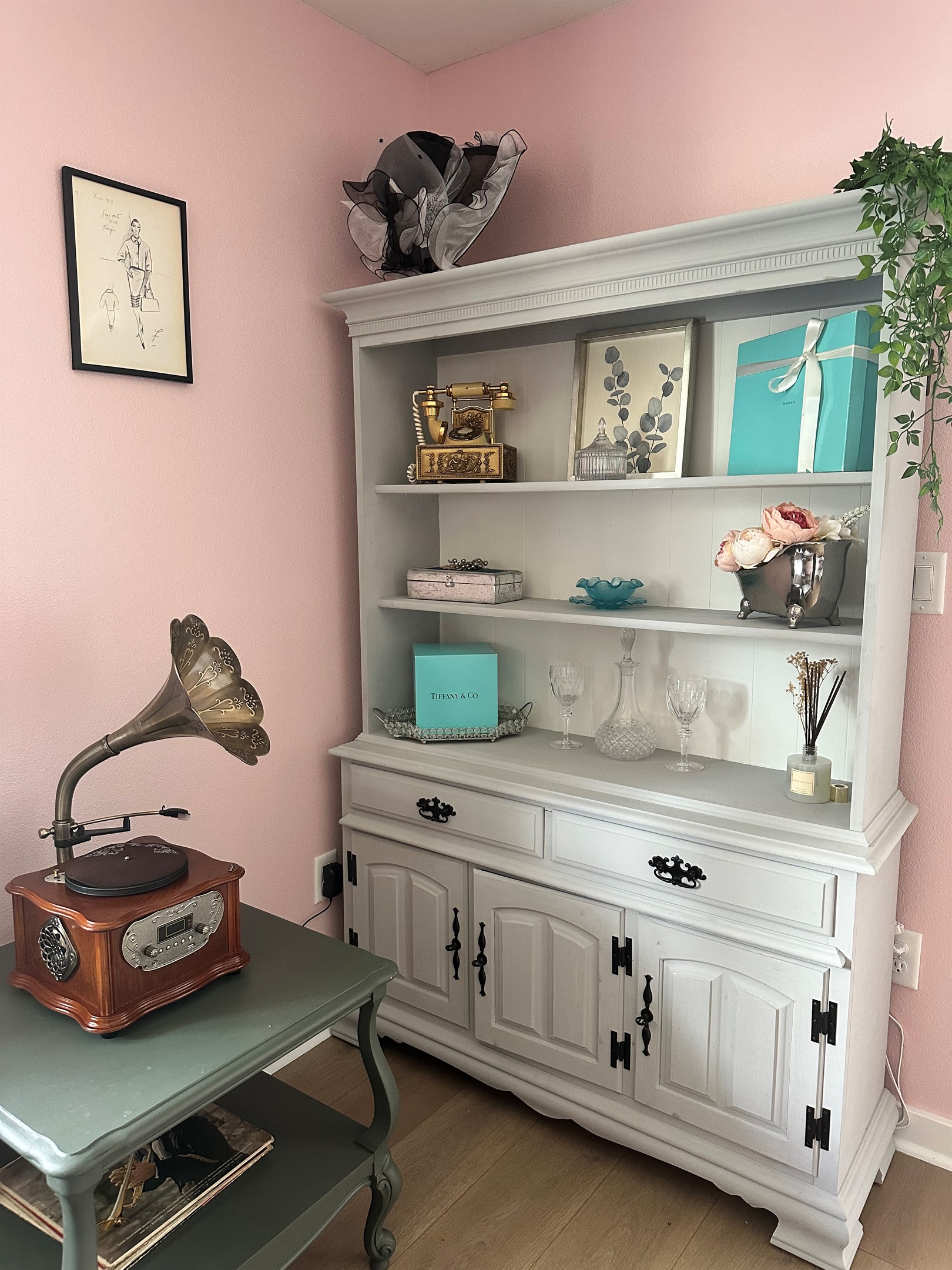 Bluetooth record player in Audrey