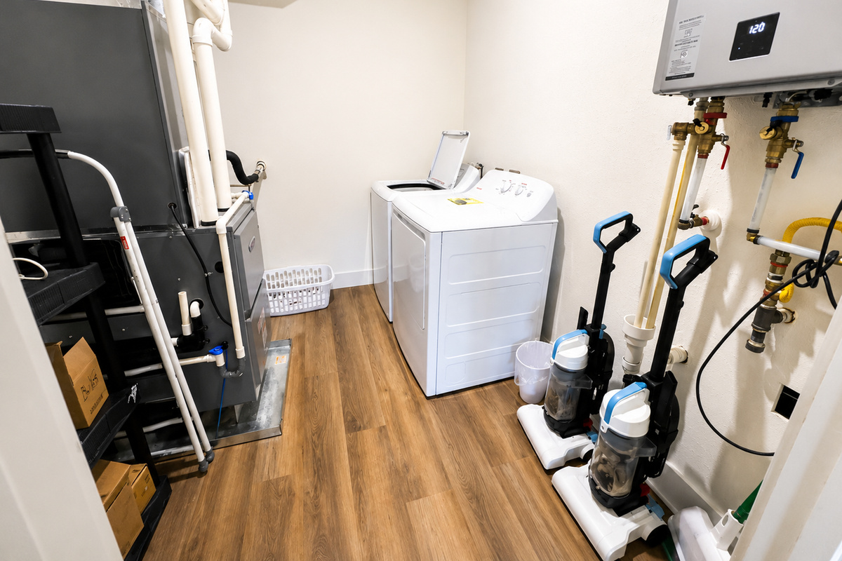 Full size laundry room middle floor (1 of 2)