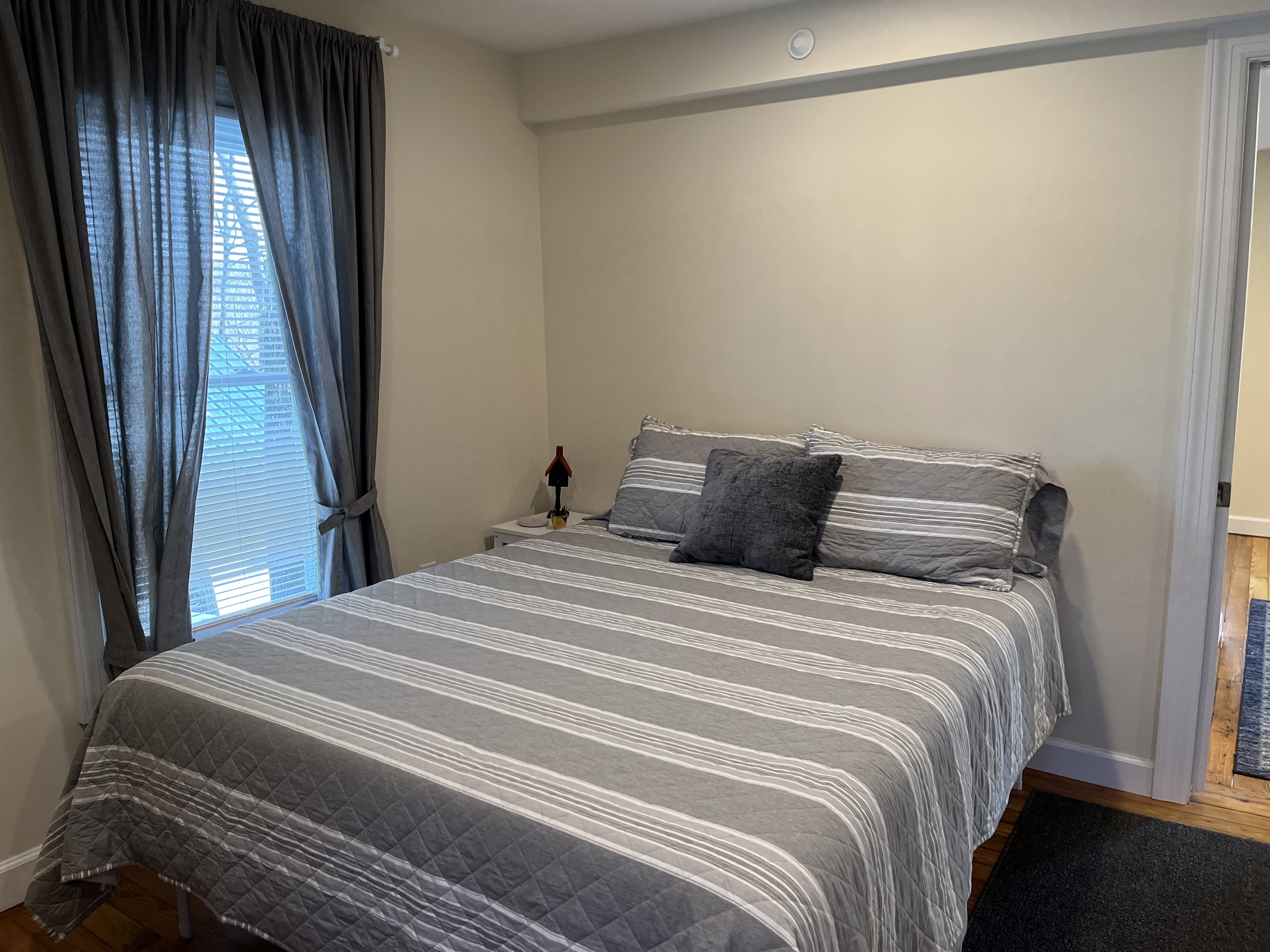 1 of 2 Queens in bedroom