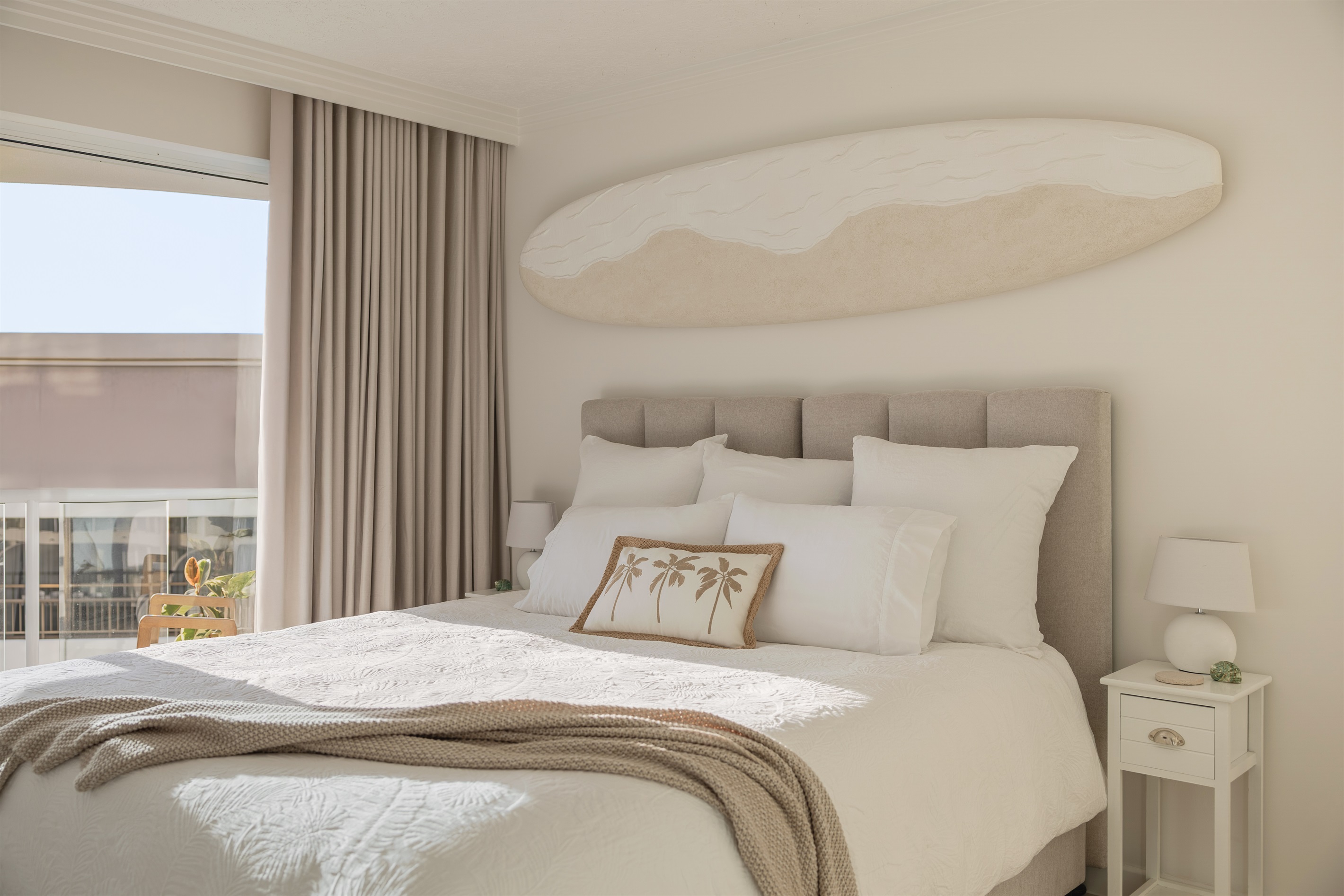 Hotel-quality king bed that can convert into 2 long singles. Plush bedding & soft coastal tones for a peaceful night’s sleep.