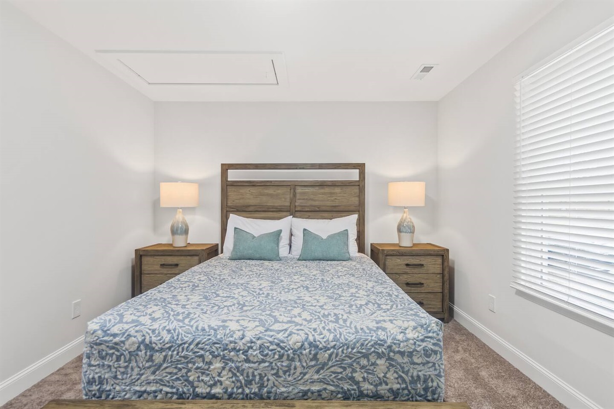 Queen bedroom - Unit A