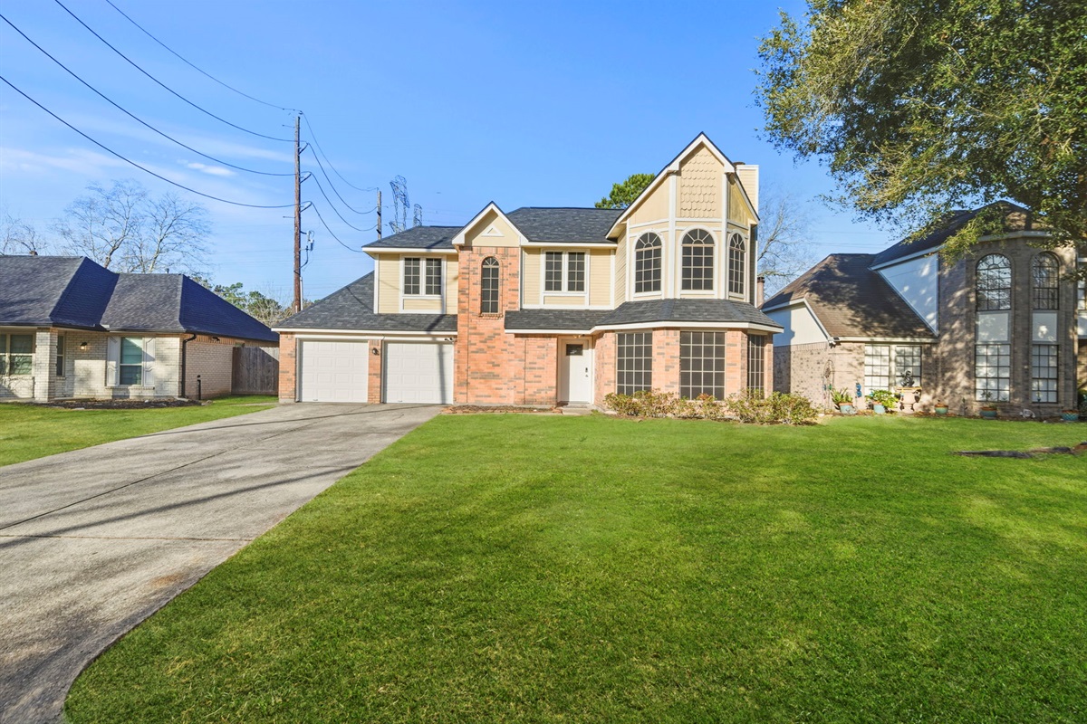 Room for everyone inside and out — large driveway, 2-car garage, and easy access to Houston attractions.