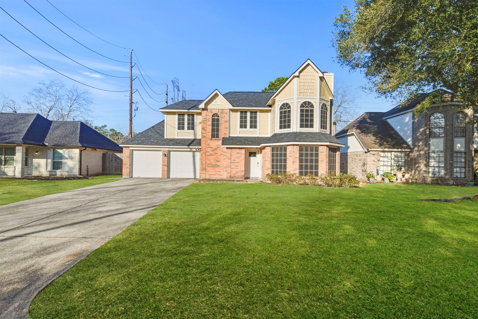 Room for everyone inside and out — large driveway, 2-car garage, and easy access to Houston attractions.