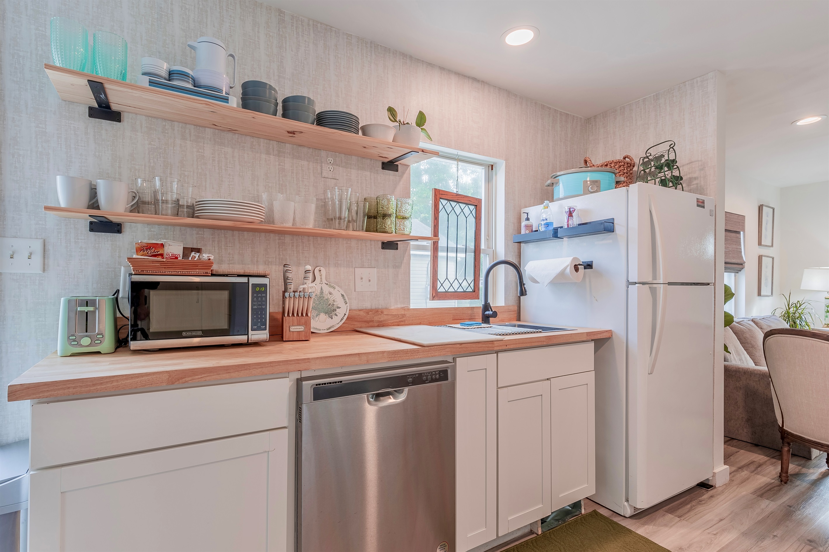 Full kitchen complete with dishwasher
